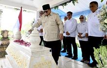 Presiden Prabowo Ziarah ke Makam Marsinah Usai Resmikan Museum di Nganjuk, Hormati Perjuangan Buruh