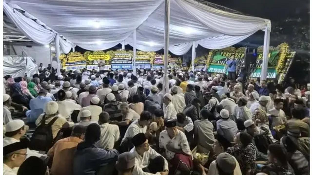 7 Potret Rumah Mpok Alpa Dipadati Ribuan Jemaah saat Tahlilan 7 Hari, Penuh Haru
