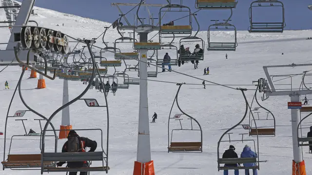 Serunya Warga Teheran Bermain Ski di Pegunungan Alborz