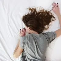 Kenapa cewek yang tidur sebelum pukul 10 malam adalah cewek beruntung? (Sumber foto: unsplash.com)