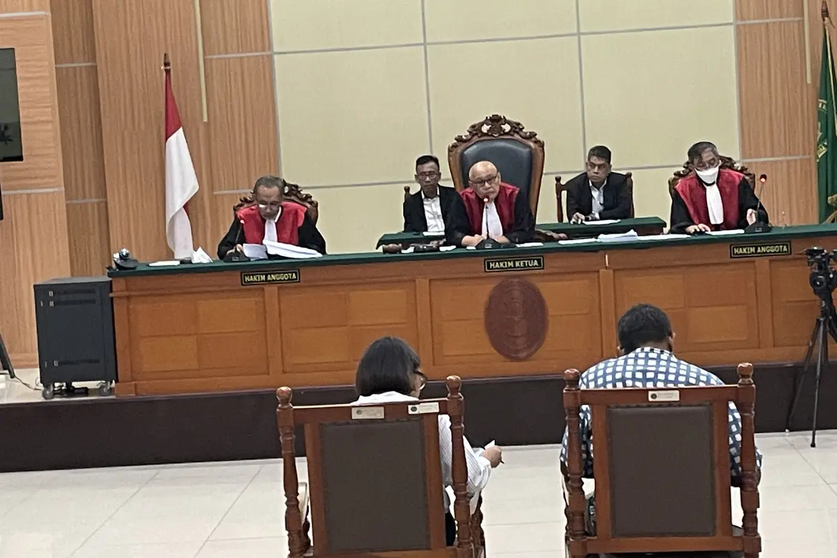 Direktur Lokataru Haris Azhar dan Koordinator Komisi untuk Orang Hilang dan Korban Tindak Kekerasan (KontraS) Fatia Maulidiyanti divonis bebas