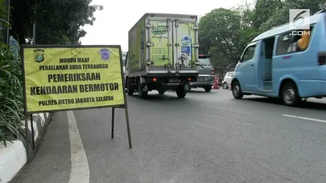 Polisi dan Samsat Jakarta selatan menggelar razia pajak kendaraan di kawasan Kalibata. Sebuah mobil box ditangkap karena menggunakan plat nomor ganda, pengemudi beralasan menghindari sweeping Jakmania pasca tewasnya suporter Persija
