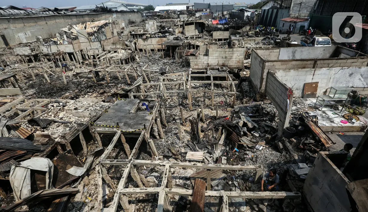 Pemandangan pascakebakaran pemukiman penduduk di kawasan Kapuk Muara, Penjaringan, Jakarta Utara, Senin (31/7/2023). Sebanyak 400 rumah terdampak akibat kebakaran dan setidaknya 1.000 orang dilaporkan mengungsi imbas kebakaran tersebut. (Liputan6.com/Johan Tallo)