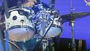 Drummer yang satu ini tampil di hadapan 75 ribu penonton yang padati JIS, Jakarta Utara 4 Februari 2023. [Bambang E Ros/Fimela.com]