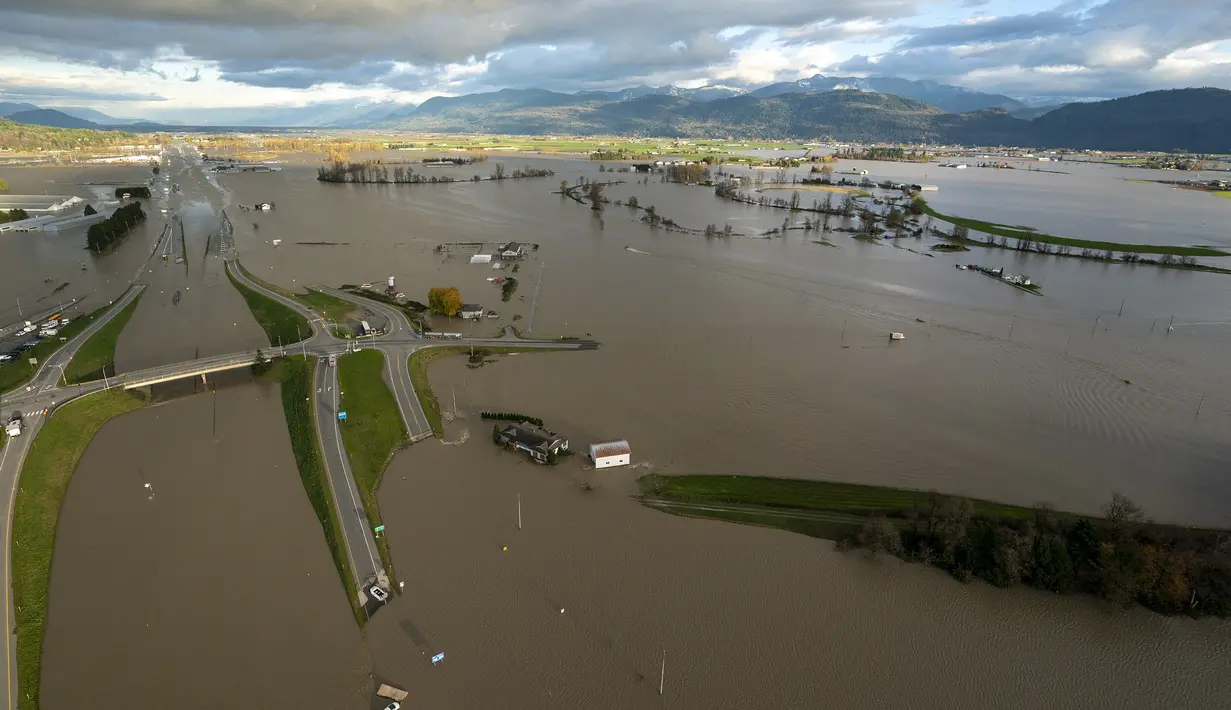 Banjir menutupi Highway 1 di Abbotsford, British Columbia, Kanada, Selasa (16/11/2021). Hujan deras selama dua hari di provinsi British Columbia menyebabkan banjir besar.  (Jonathan Hayward/The Canadian Press via AP)