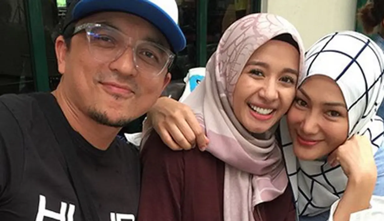 Dalam foto yang penuh ceria tersebut, tangan Bella terlihat memegang tangan sang suami. Sedangkan mantan istri pengusaha Malaysia, tertawa sambil menaruh tangan dipundak Bella. (Instagram/errafazira)