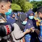 Seorang guru di SMA Negeri 2 Luwu Timur, Asrianty yang merupakan penyandang disabilitas netra menjadi pegawai honorer. Dok. sulselprov.go.id