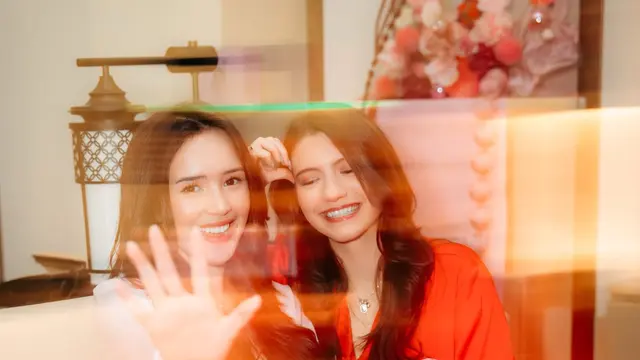 Kompak dalam Piyama, Momen Staycation Beby Tsabina dan Cassandra Lee Pajamas Party Jelang Natal