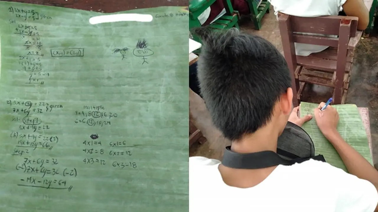 Erlande Monter sedang mencatat menggunakan daun pisang