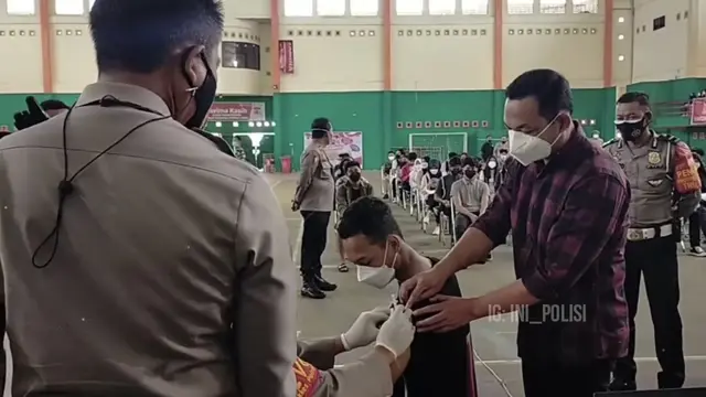 Banjir Pujian, Kapolres Gendong Seorang Penyandang Disabilitas Saat Akan Divaksin