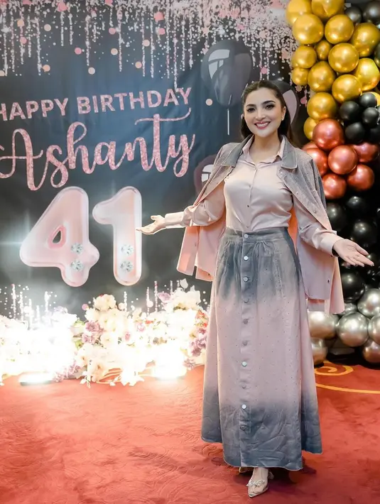 Memasuki usia 41 tahun, Ashanty gelar pesta ulang tahun sederhana bersama keluarga dan kerabat terdekat [@ashanty_ash]