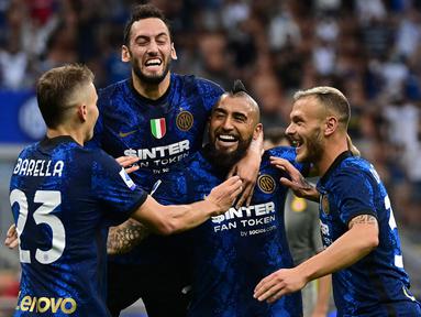Inter Milan berhasil tekuk Genoa pada giornata pertama Liga Italia musim 2021/2022. Walapun sudah tak diperkuat oleh Romelu Lukaku sebagai penyerang andalannya, Nerazzurri malah mampu mencetak gol lebih dari tiga. (Foto: AFP/Miguel Medina)