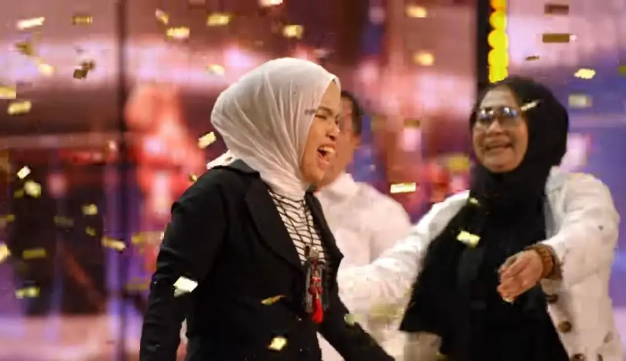 <p>"Kamu 17 tahun, kamu menulis lagu, kamu memiliki suara khas yang luar biasa. Maksudku sangat, sangat bagus. Kamu memiliki semacam cahaya tentang dirimu,&rdquo; puji Cowell, dikutip di channel YouTube AGT.</p>