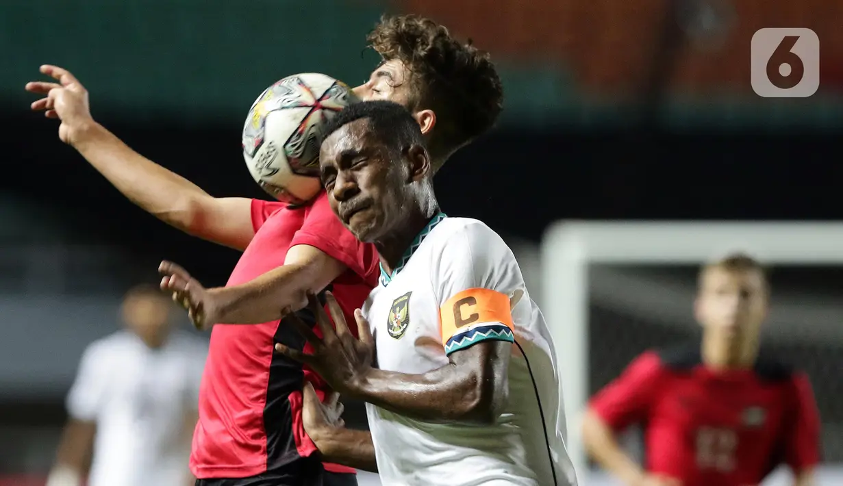 Kapten Timnas U-17 Indonesia, M Iqbal Gwijangge (kanan) berebut bola dengan pemain Palestina U-17 pada Kualifikasi Grup B Piala Asia U-17 2023 di Stadion Pakansari, Kab. Bogor, Jawa Barat, Jumat (7/10/2022). Kemenangan atas Palestina menempatkan timnas U-17 Indonesia memuncaki Grup B dengan raihan 9 poin. (Liputan6.com/Helmi Fithriansyah)