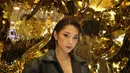 Crop jacket dan mini dress jadi pilihan Dinda Kirana untuk terlihat glamor. Dengan padanan gaya rambut slick dan drop earring.  / Foto: Adrian - Fimela.com.