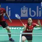 Praveen Jordan/Melati Daeva Oktavianti (Indonesia) saat melawan Lee Chun Hei Reginald/Chau Hoi Wah (Hong Kong) pada Indonesia Open 2018 di Istora GBK Jakarta, (3/7). Praveen Jordan/Melati Daeva kalah 21-17, 14-21, 17-21. (Liputan6.com/Helmi Fithriansyah)