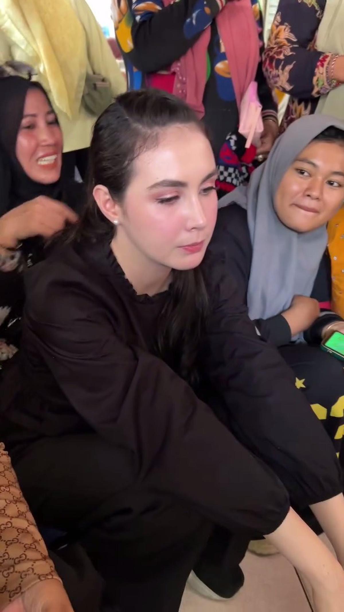 7 Potret Arumi Bachsin Ikutan Antri Rujak Buah Viral di Pasar, Ikut Jongkok Bareng Ibu-Ibu