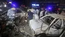 Penyelidik Pakistan memeriksa lokasi ledakan bom, di Karachi, Pakistan pada 12 Mei 2022. Sebuah bom pinggir jalan menargetkan sebuah van yang membawa pasukan keamanan Pakistan di kota pelabuhan selatan Karachi pada hari Kamis, menewaskan dan melukai beberapa orang, kata polisi. (AP Photo/Fareed Khan)