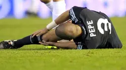 Defender Real Madrid asal Portugal, Pepe meringis kesakitan dalam laga lanjutan La Liga melawan Valencia di Estadio Mestalla, 12 Desember 2009. AFP PHOTO/JAVIER SORIANO. 
