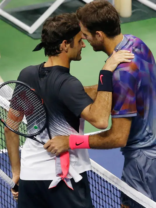 Petenis Swiss, Roger Federer mengucapkan selamat kepada petenis Argentina, Juan Martin del Potro usai babak perempat final AS Terbuka 2017 di New York, Rabu (6/9). Federer gagal melaju ke semifinal usai kalah dari del Potro. (AP Photo/Kathy Willens)
