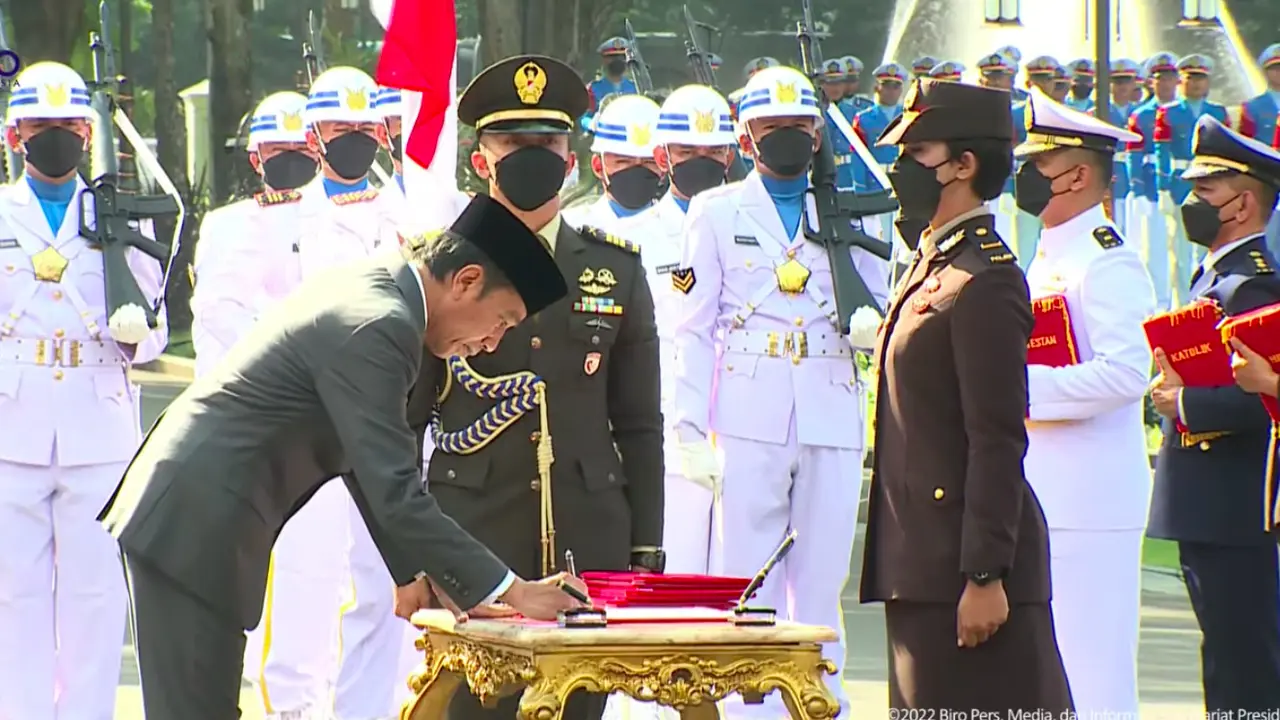 Presiden Jokowi memberikan penghargaan kepada 4 perwira terbaik dalam upacara pelantikan yang digelar di Istana Kepresidenan, Jakarta.