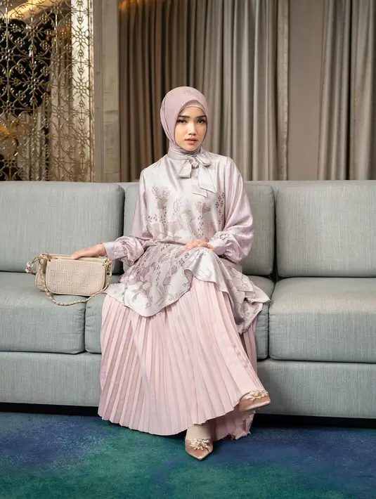 Tampil elegan secara instan, bisa pilih tunik dengan material silk yang elegan seperti dikenakan Fuji An. Lalu, padukan dengan rok plisket warna senada. [@heylocal.id]
