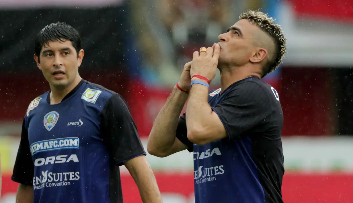Bomber Arema Cronus, Cristian Gonzales, berhasil mencetak hat-trick ke gawang PSS Sleman pada laga Bali Island Cup 2016 di Stadion Kapten I Wayan Dipta, Bali, Minggu (21/2/2016). (Bola.com/Peksi Cahyo)