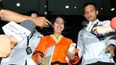 Rinelda Bandaso enggan menjawab pertanyaan wartawan usai menjalani pemeriksaan perdana di KPK, Jakarta, Senin (26/10/2015) KPK menetapkan Rinelda menjadi tersangka kasus dugaan suap proyek pembangkit listrik di Papua. (Liputan6.com/Helmi Afandi)
