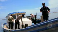 Petugas BNN bersiap membakar kapal 6633 pengangkut 862 kg sabu di Dadap, Tangerang, Selasa (10/3/2015). Kapal milik jaringan narkotika internasional pimpinan WCP yang menjadi buronan itu dimusnahkan dengan cara dibakar. (Liputan6.com/Faisal R Syam)