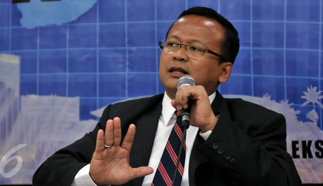 Ketua Komisi IV DPR Edhy Prabowo memberikan keterangan pers terkait kebakaran hutan di Kompleks Parlemen, Jakarta, Rabu (7/10/2015). Komisi IV DPR mendesak Presiden untuk segera menuntaskan permasalahan kabut asap. (Liputan6.com/Johan Tallo)