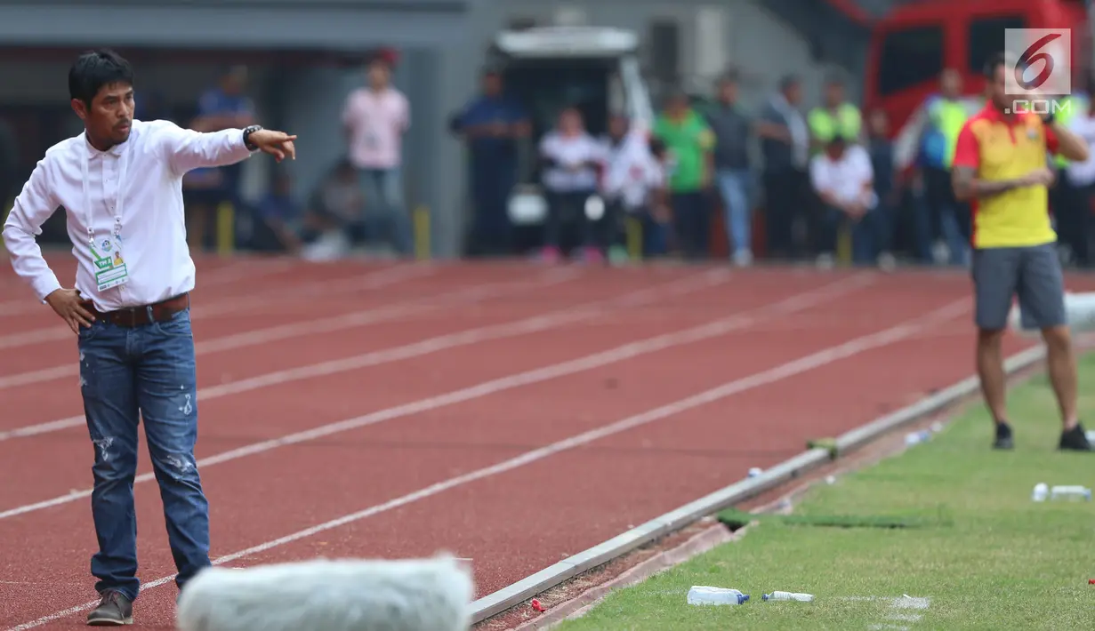 Pelatih Semen Padang, Nil Maizar (kiri) memberi arahan saat laga melawan Bhayangkara FC di lanjutan Liga 1 Indonesia di Stadion Patriot Candrabhaga, Bekasi, Sabtu (20/5). Bhayangkara FC unggul 1-0. (Liputan6.com/Helmi Fithriansyah)