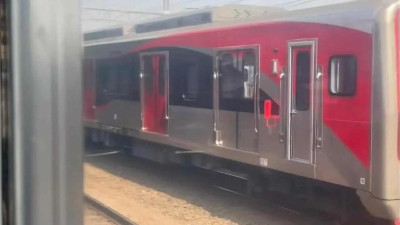 Perjalanan Commuter Line Bogor menuju Jakarta mengalami gangguan akibat kendala operasional di Stasiun Jakarta Kota, hari ini, Jumat (4/9/2026).