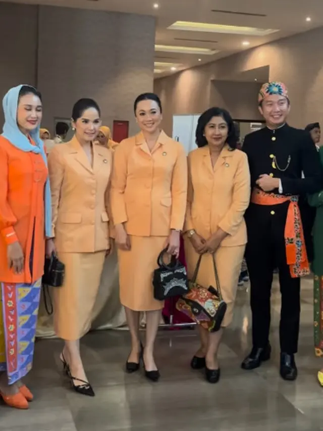 6 Potret Annisa Pohan di Perayaan Hari Batik, Tampil Menawan Sambil Main Angklung