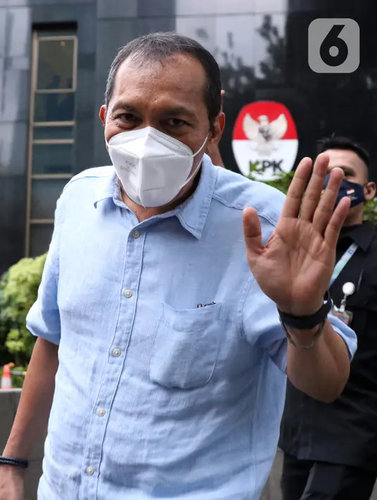 Mantan Wakil Ketua KPK, Saut Situmorang berjalan meninggalkan Gedung Merah Putih KPK, Jakarta, Senin (7/12/2020). Kedatangan Saut Situmorang untuk mengikuti diskusi menyusul berlakunya UU No.19 Tahun 2019 yang menitikberatkan pada upaya pencegahan korupsi. (Liputan6.com/Helmi Fithriansyah)