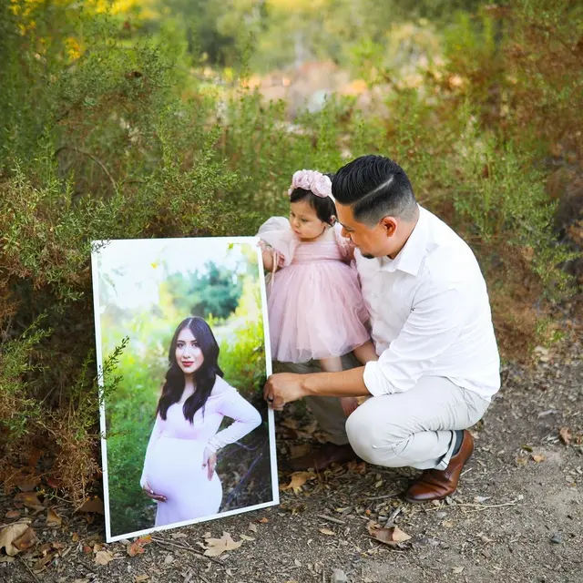 Pria Ini Buat Reka Potret Mendiang Istri Bersama Anaknya, 6 Hasilnya Bikin Haru. (Sumber: Instagram/@__jamesalvarez)