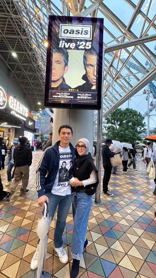5 Potret gaya casual nan elegan Syahrini dan Reino Barack nonton konser Oasis di Jepang, serasi abis