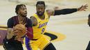 Pebasket LA Lakers, Wesley Matthews (kanan) menghalangi pebasket Cleveland Cavaliers, Darius Garland dalam laga lanjutan babak reguler NBA di Quicken Loans Arena, Selasa (26/1/2021). (Foto: AP Photo/Tony Dejak)
