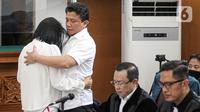 Terdakwa kasus pembunuhan Brigadir Nopriansyah Yosua Hutabarat atau Brigadir J, Ferdy Sambo memeluk istrinya yang juga terdakwa dalam kasus tersebut Putri Candrawathi saat akan menjalani sidang lanjutan di PN Jakarta Selatan, Selasa (8/11/2022). Saksi yang akan diperiksa dalam sidang pekan keempat ini terdiri dari asisten rumah tangga (ART), ajudan, hingga saudara Ferdy Sambo. (Liputan6.com/Faizal Fanani)