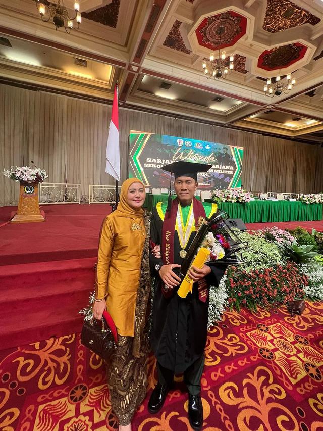 6 Potret Juliana Moechtar Dampingi Suami Wisuda S2 di Sekolah Tinggi Hukum Militer