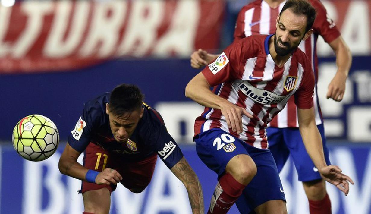 Pemain Barcelona, Neymar (kiri) berebut bola dengan pemain Atletico, Juanfran dalam lanjutan La Liga Spanyol di Stadion Vicente Calderon, Madrid, Spanyol. Sabtu (12/9/2015). (AFP Photo/Gerard Julien)