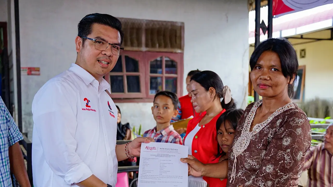 Bane Raja Manalu menyerahkan beasiswa ke warga Sumut. (Istimewa)