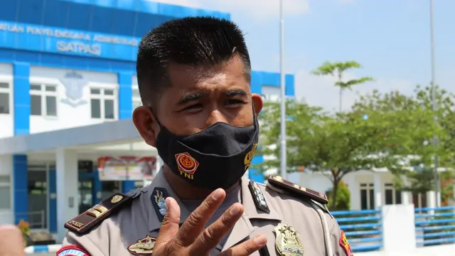 Kanit Regident Sat Lantas Polres Blora, Iptu Zaenul Arifin ketika diwawancarai awak media. (Liputan6.com/Ahmad Adirin)