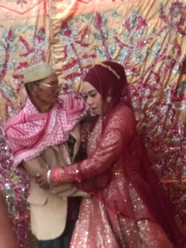 Usai Cerai dari Istrinya, Kakek 90 Tahun Ini Nikahi Mantan Iparnya yang Berusia 20 Tahun