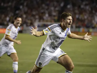 Pemain Los Angeles Galaxy, Steven Gerrard, merayakan gol pertamanya untuk LA Galaxy di kompetisi MLS saat melawan San Jose Earthquakes, (17/7/2015) di Carson, California. AS. (AP Photo/Jae C. Hong)