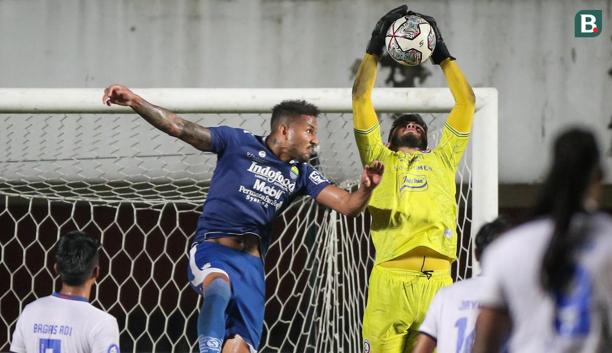 Menit 30, Persib Bandung punya peluang emas. Bola Crossing bisa ditanduk Wander Luiz. Namun bola yang sudah ke sudut gawang masih bisa ditepis Maringa. (Bola.com/Bagaskara Lazuardi)