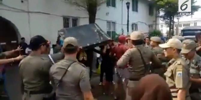 VIDEO: Penertiban PKL di Kota Tua Ricuh