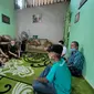 Wali Kota Pontianak Edi Rusdi Kamtono juga berkunjung ke kediaman keluarga Toni Ismail, salah satu korban pesawat Sriwijaya Air SJ182 yang jatuh di perairan Kepulauan Seribu. (Liputan6.com/ Aceng Mukaram)