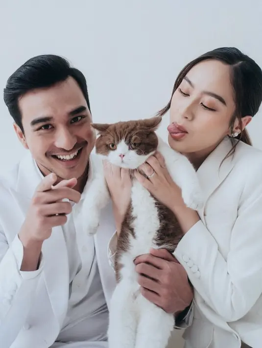 Sedangkan Salshabilla Adriani menghadirkan lady boss look dengan inner putih yang juga ditumpuk mengenakan setelan blazer dan celana panjang putih, serta high heels yang sama-sama berwarna putih. [Foto: Instagram/ibrhmrsyd]