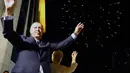 Presiden Turki Recep Tayyip Erdogan dan istri, Emine menyapa pendukung Partai AKP di Ankara, Turki, Senin (25/6). Pemilu ini untuk pertama kalinya digelar sejak Turki mengubah sistem parlementer ke presidensial. (Presidency Press Service via AP, Pool)