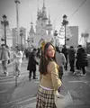 Lewat Instagram, Nafa Urbach membagikan foto Mikhaela Lee nampak menggunakan kostum seragam sekolah. [Foto: Instagram/nafaurbach]